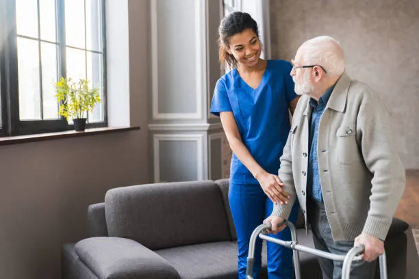 Empresa de home care com cuidador de idosos